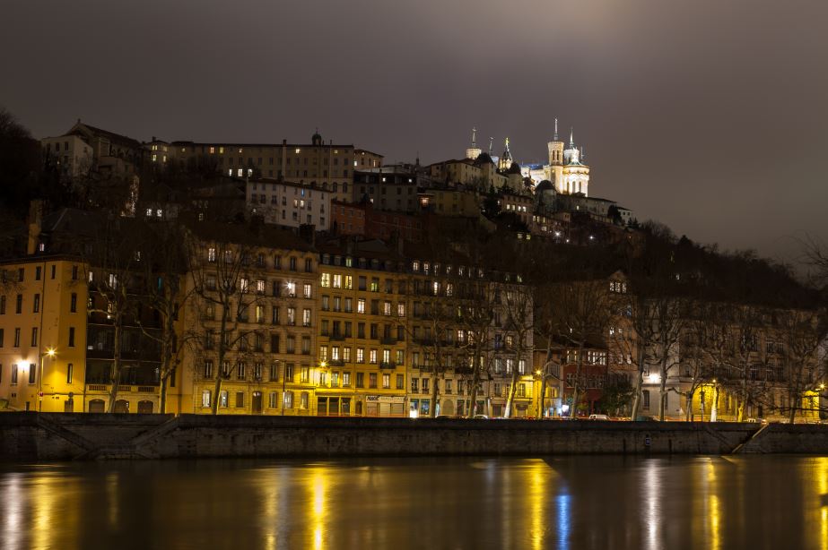 photo de Lyon Capitale de la gastronomie, photo de Lyon la nuit avec vue sur la cathédrale de Fourvière la nuit photo Vieux Lyon la nuit